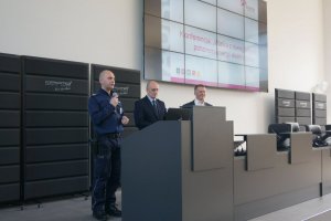 Konferencja o kradzieży prądu.