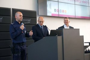 Konferencja o kradzieży prądu.