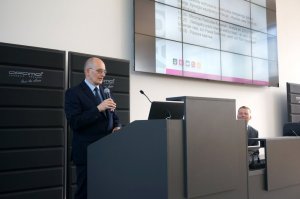 Konferencja o kradzieży prądu.