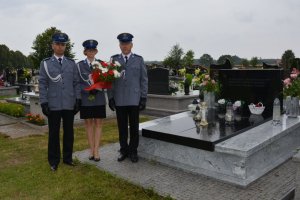 Policjanci składają wieniec na grobie st. post. Tomasza Trejty.