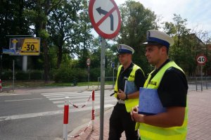 Policjanci kontrolują ruch.