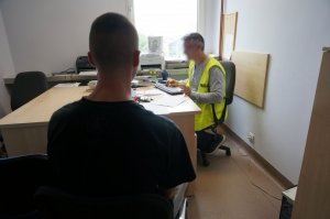 Policjant przesłuchuje podejrzanego.