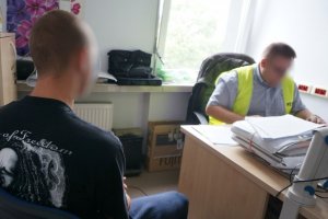 Policjant przesłuchuje podejrzanego.
