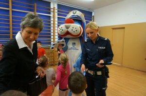 Policjantka przeprowadza pogadankę dla dzieci.