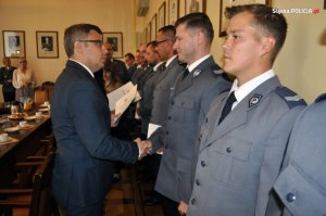 Wojewoda wręcza nagrody.