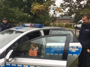 Policjanci na rodzinnym festynie.