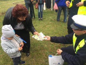 Policjanci na rodzinnym festynie.