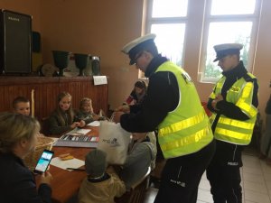 Policjanci na rodzinnym festynie.