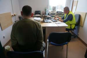 Policjanci przesłuchują zatrzymanego.