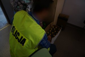 Przechwycone papierosy i alkohol.