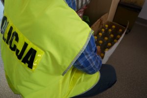 Przechwycone papierosy i alkohol.