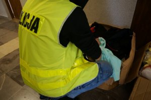 Policjant przy zabezpieczonym towarze.
