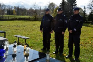 Policjanci zapalili znicz na grobie st. post. Tomasza Trejty.