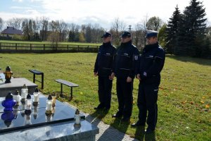 Policjanci zapalili znicz na grobie st. post. Tomasza Trejty.