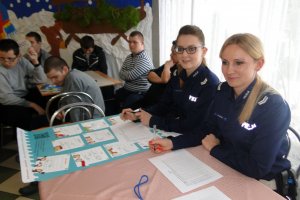 Policjantki ze świąteczną wizytą u podopiecznych z Bogumiłka.