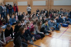 Dzielnicowi przygotowują dzieci do ferii.