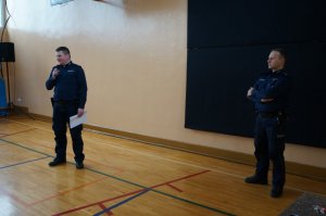 Dzielnicowi przygotowują dzieci do ferii