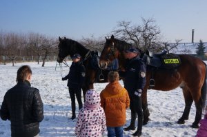 Częstochowscy jeźdźcy i honorowi dawcy krwi dzieciom
