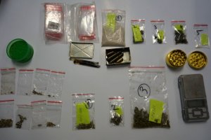 Wpadli z narkotykami i amunicją