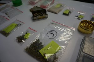 Wpadli z narkotykami i amunicją