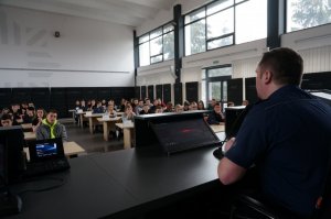 Spotkanie policjantów z młodzieżą.
