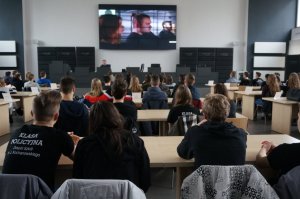 Spotkanie policjantów z młodzieżą.