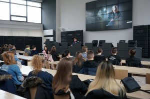 Spotkanie policjantów z młodzieżą.