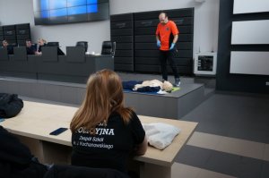 Lekcja ratowania życia z częstochowską policją