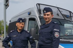 Policjanci przy radiowozie.