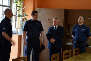 Dzielnicowi z Kruszyny i Mykanowa na otwarciu nowych punktów przyjęć interesantów.