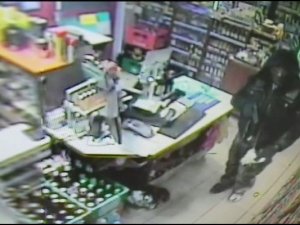 Zdjęcie ze sklepu, podejrzany z przedmiotem przypominającym broń.