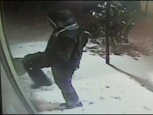 Zdjęcie z zewnątrz sklepu tuż przed kopnięciem w drzwi.