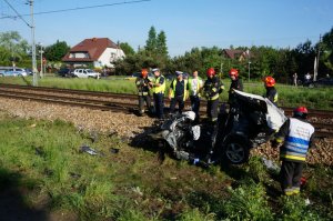 Groźne zderzenie pociągu z osobówką w Blachowni