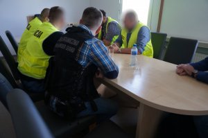 Policyjne działania przeciwko handlowi ludźmi