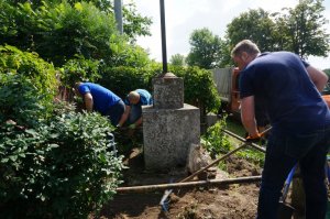 Częstochowscy policjanci uprzątają pomnik.