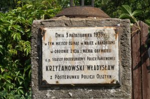 Częstochowscy policjanci uprzątają pomnik.