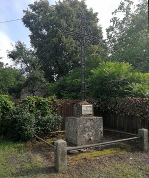 Częstochowscy policjanci uprzątają pomnik.