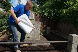 Częstochowscy policjanci uprzątają pomnik.
