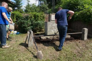 Częstochowscy policjanci uprzątają pomnik.