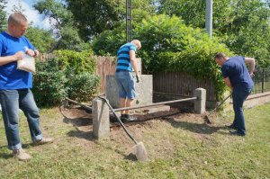 Częstochowscy policjanci uprzątają pomnik.