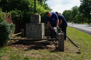 Częstochowscy policjanci uprzątają pomnik.