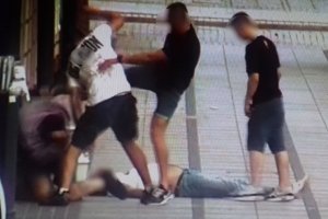 Zdjęcia z monitoringu. Nagranie pobicia.