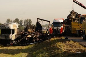 Groźna kolizja na DK1. Spłonęły dwie ciężarówki