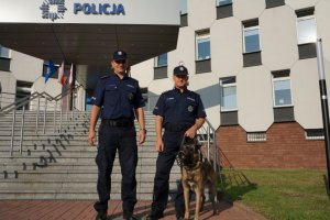 Policjanci i Piorun przed KMP w Częstochowie.