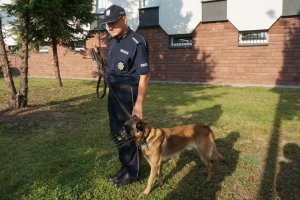 Policjanci i Piorun przed KMP w Częstochowie.