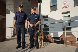 Policjanci i Piorun przed KMP w Częstochowie.