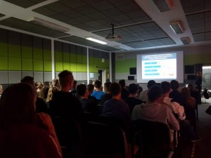 Mundurowi edukują przyszłych kierowców w Koniecpolu.