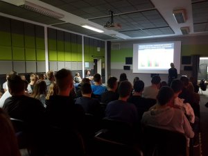 Mundurowi edukują przyszłych kierowców w Koniecpolu.