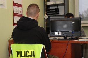 Policjant przesłuchuje zatrzymanego.