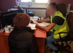 Policjant przesłuchuje zatrzymaną.